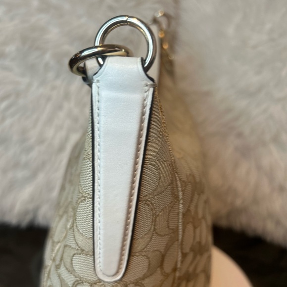 Beautiful Coach handbag in excellent like new condition - Picture 4 of 10